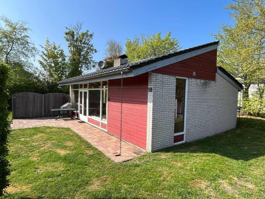 Knusse Bungalow Op Groen Park! Ouddorp Bagian luar foto