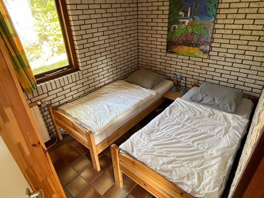 Knusse Bungalow Op Groen Park! Ouddorp Bagian luar foto
