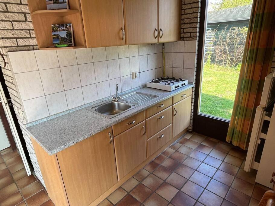 Knusse Bungalow Op Groen Park! Ouddorp Bagian luar foto