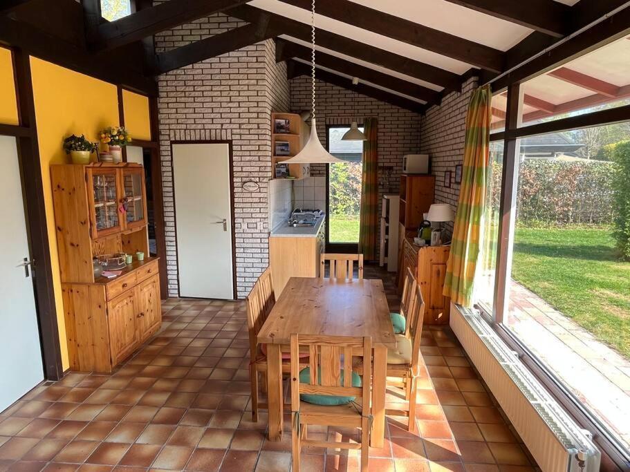 Knusse Bungalow Op Groen Park! Ouddorp Bagian luar foto