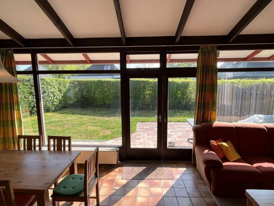 Knusse Bungalow Op Groen Park! Ouddorp Bagian luar foto