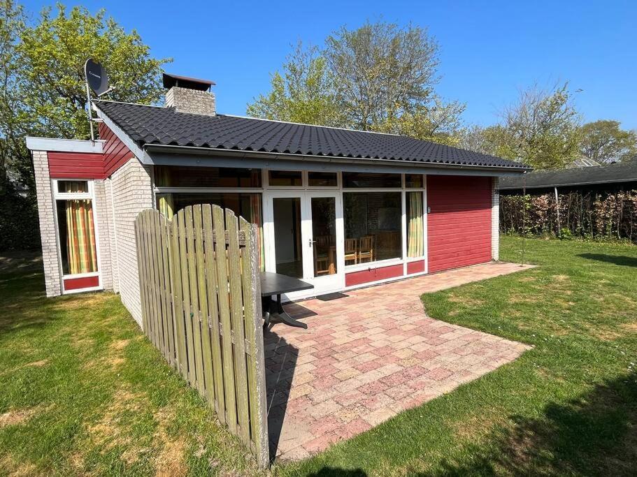 Knusse Bungalow Op Groen Park! Ouddorp Bagian luar foto
