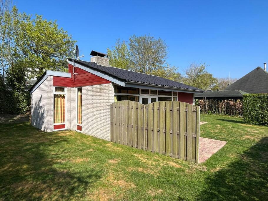 Knusse Bungalow Op Groen Park! Ouddorp Bagian luar foto